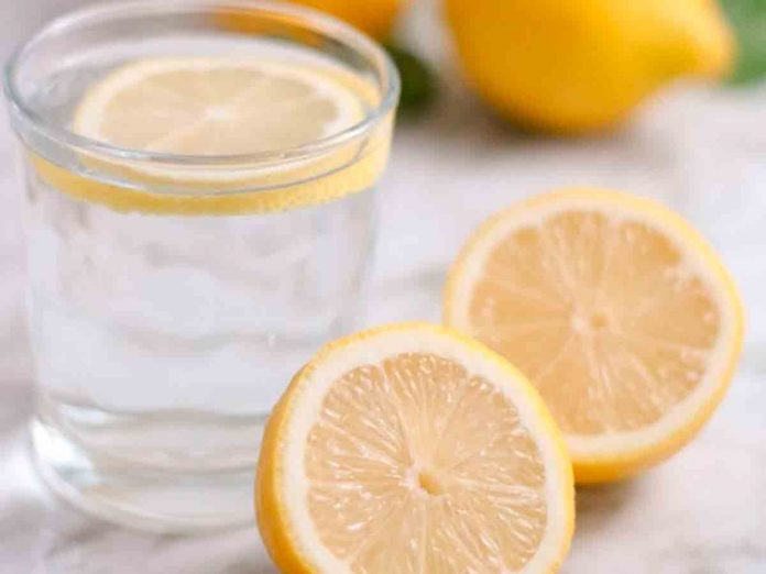 Agua tibia con limón