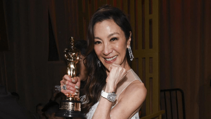 ¿Quién es es Michelle Yeoh? La bailarina y experta en artes marciales que ganó el Oscar 2023