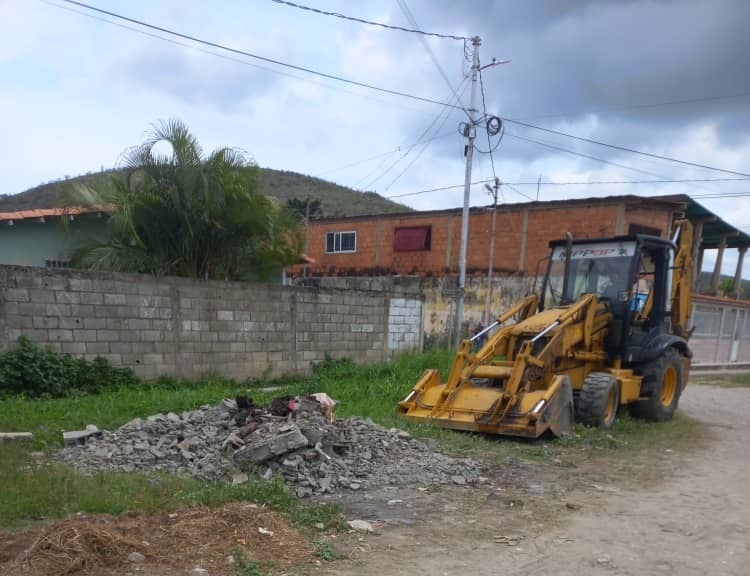 Alcaldía de Iribarren procedió a la demolición de una pared en la parroquia Santa Rosa