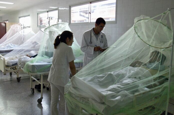 Médicos en un hospital atendiendo casos de Dengue en Argentina.