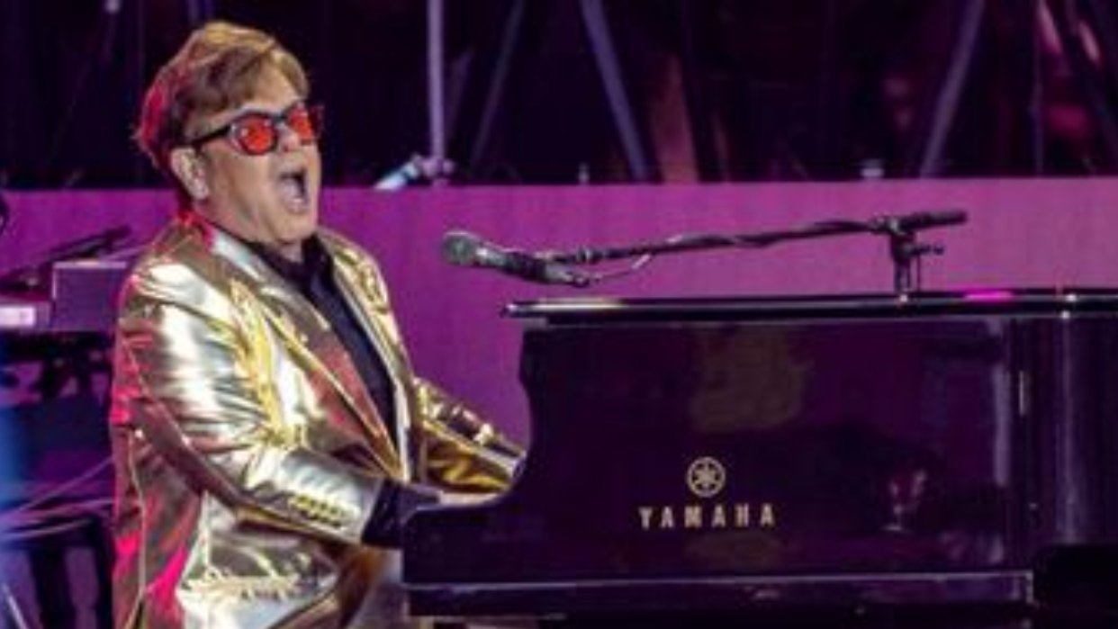 Emotionally Elton John in his last concert in the United Kingdom