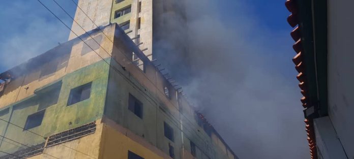 ¡Dramático! 30 personas heridas tras incendiarse edificio en el estado Falcón