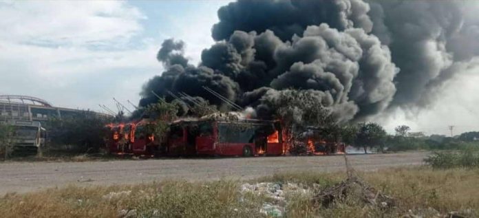 Voraz incendio en las instalaciones de Transbarca afecta varias unidades (vídeo)