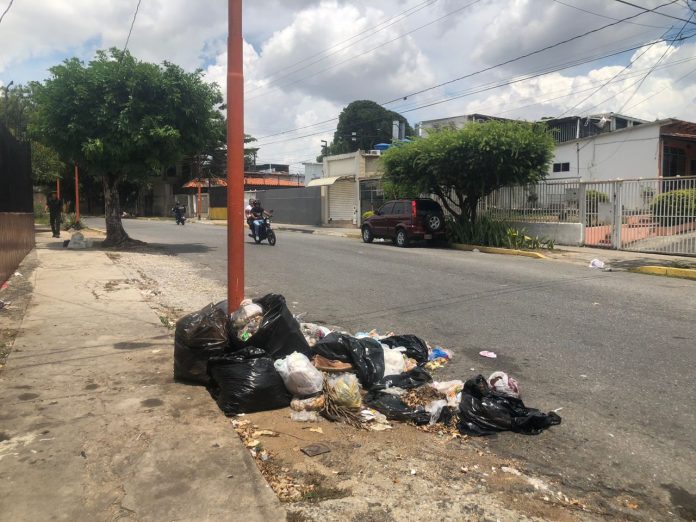 Vecinos de la Urb. Bararida aquejan falta de conciencia sobre la acumulación de basura en las calles