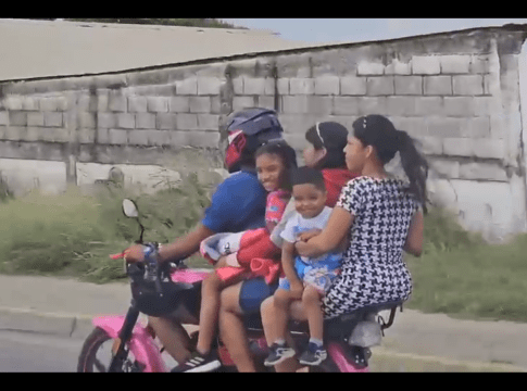 Increíble: Motorizado inconsciente pone en riesgo a su familia (vídeo)