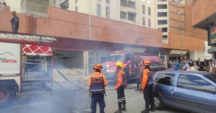Bomberos combatieron incendio en La Candelaria, Caracas