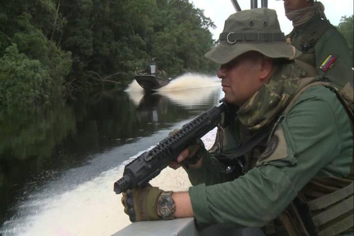 ¡En marcha! Ejército venezolano patrulla el río Cuyuní junto al Esequibo