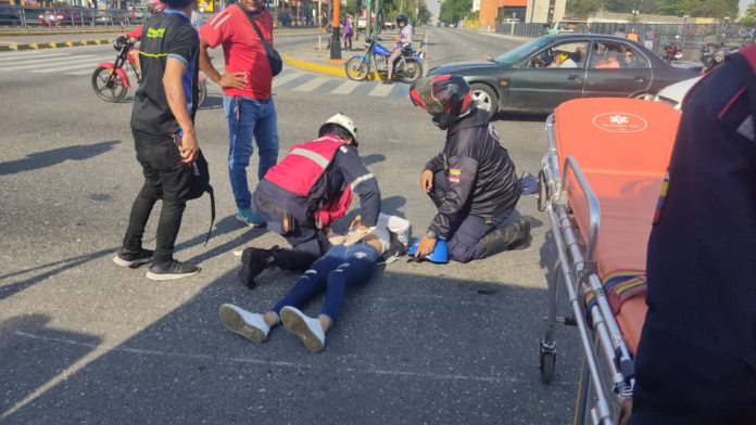Dama resulta herida tras ser impactada con vehículo en la Avenida Venezuela