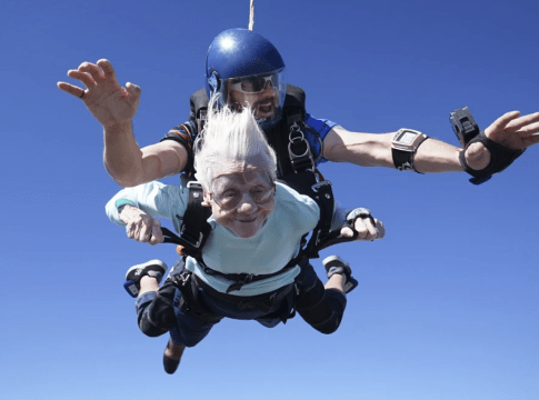 Una mujer de Chicago de 104 años espera batir récord de paracaidista más mayor del mundo