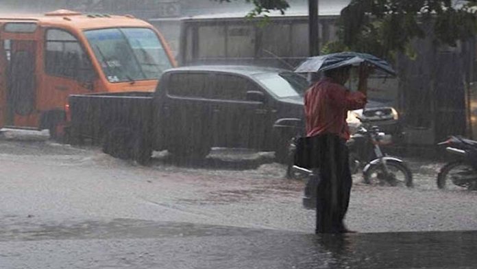Lluvias intensas en Caracas con fuerte viento causan estragos