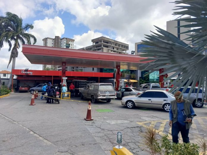 Usuarios lucen desesperanzados en las colas para surtir gasolina en Barquisimeto