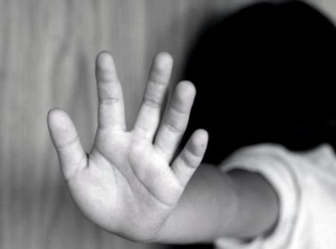 ¡Aberración! Dos jóvenes abusaron sexualmente contra una niña de cuatro años