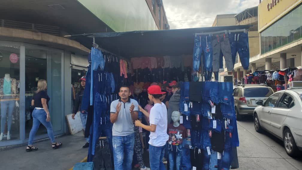 Barquisimetanos no 'pelan' las «Gangas» del boulevard de la Av 20