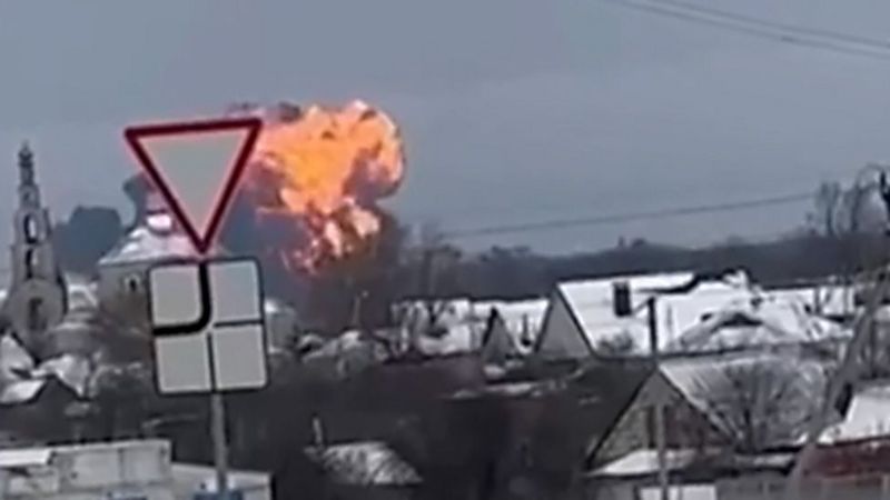 El avión fue visto caer cerca del pueblo de Yablonovo, en la región de Belgorod.

