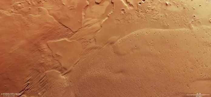 Descubren un deposito de agua en el planeta Marte