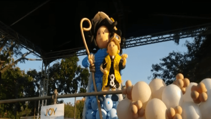 Espectacular diseño en globos de la Divina Pastora en la Avenida Los Leones