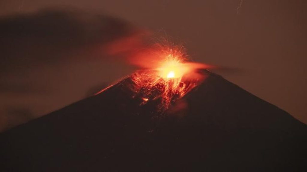 Volcán ecuatoriano Sangay derrama material magmático por su cráter