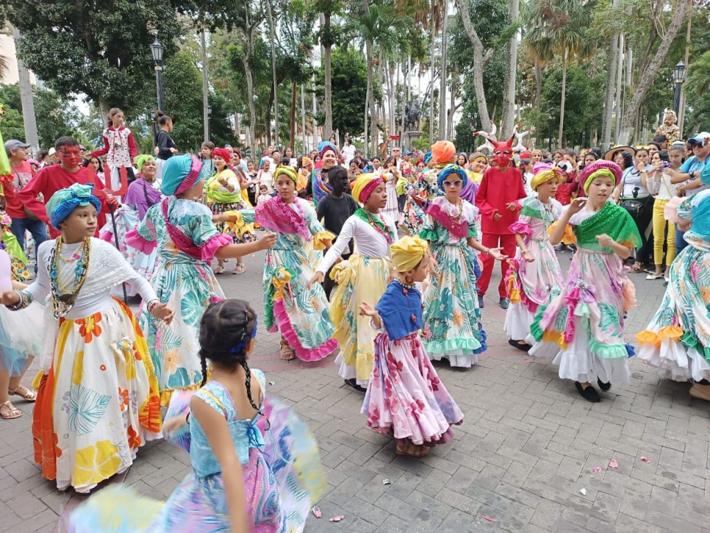 500 niños y niñas participaron en el desfile del ''Grito de Carnaval''