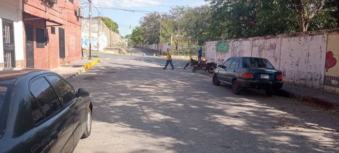 Vecinos de la calle 14 con Avenida Los Abogados denuncian baches en la vía
