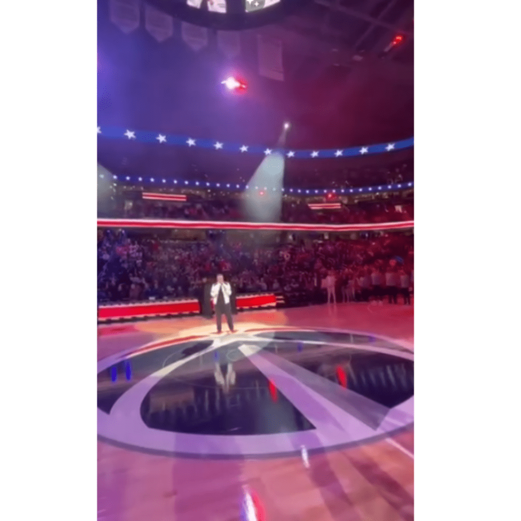 Barquisimetano Jonathan Acosta hace historia en la NBA al cantar el himno de los Estados Unidos