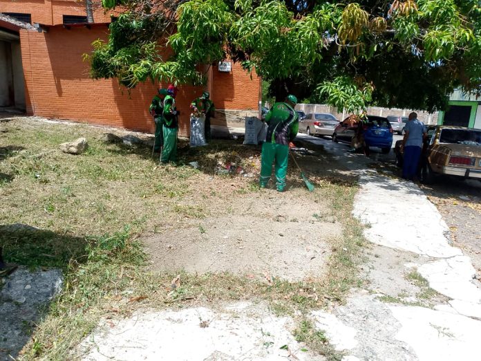 15 trabajadores de INMAUBAR limpiaron áreas verdes del Hospital Dr. Luis Gómez López