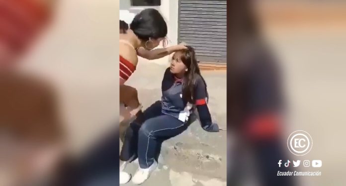 Una estudiante de un colegio en Ecuador, fue agredida física y verbalmente