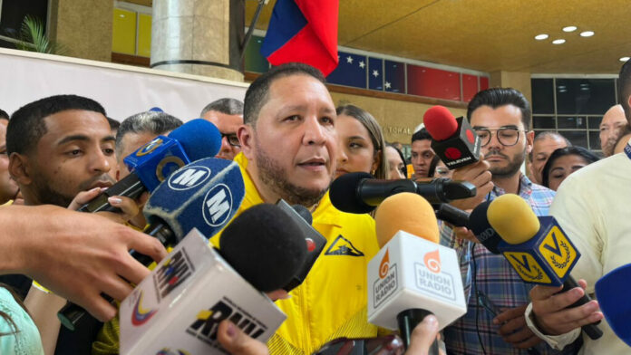 CNE da 48 horas a diputado José Brito para decidir a qué candidato se va a adherir tarjeta de Primero Justicia