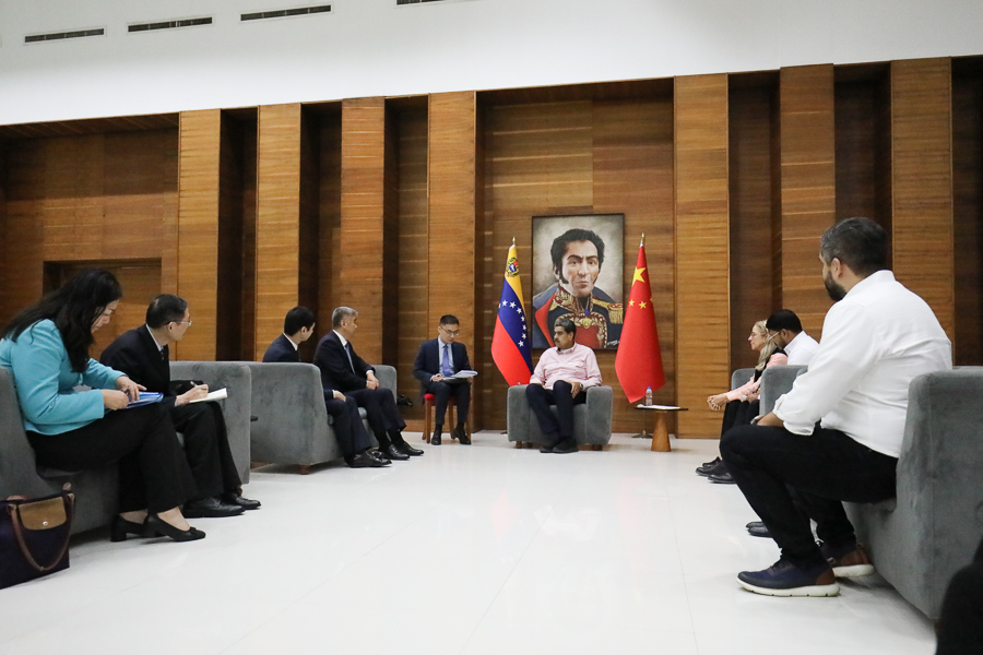 Presidente Maduro se reúne con delegación del Patido Comunista de China