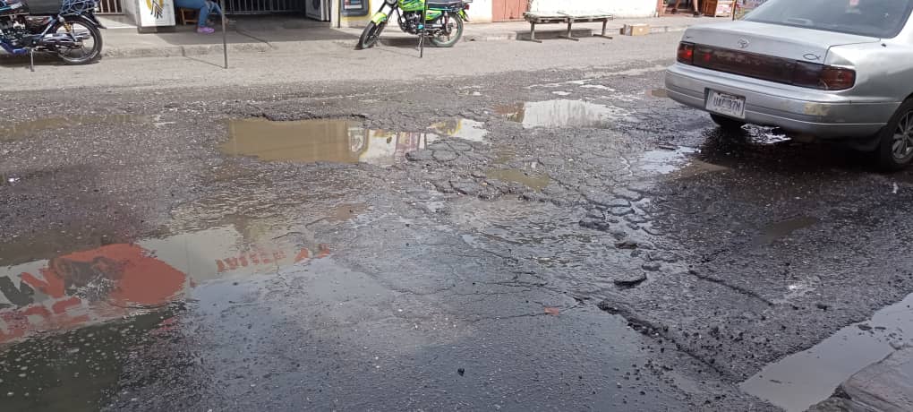 Piden atención para la vía principal de Andrés Eloy Blanco
