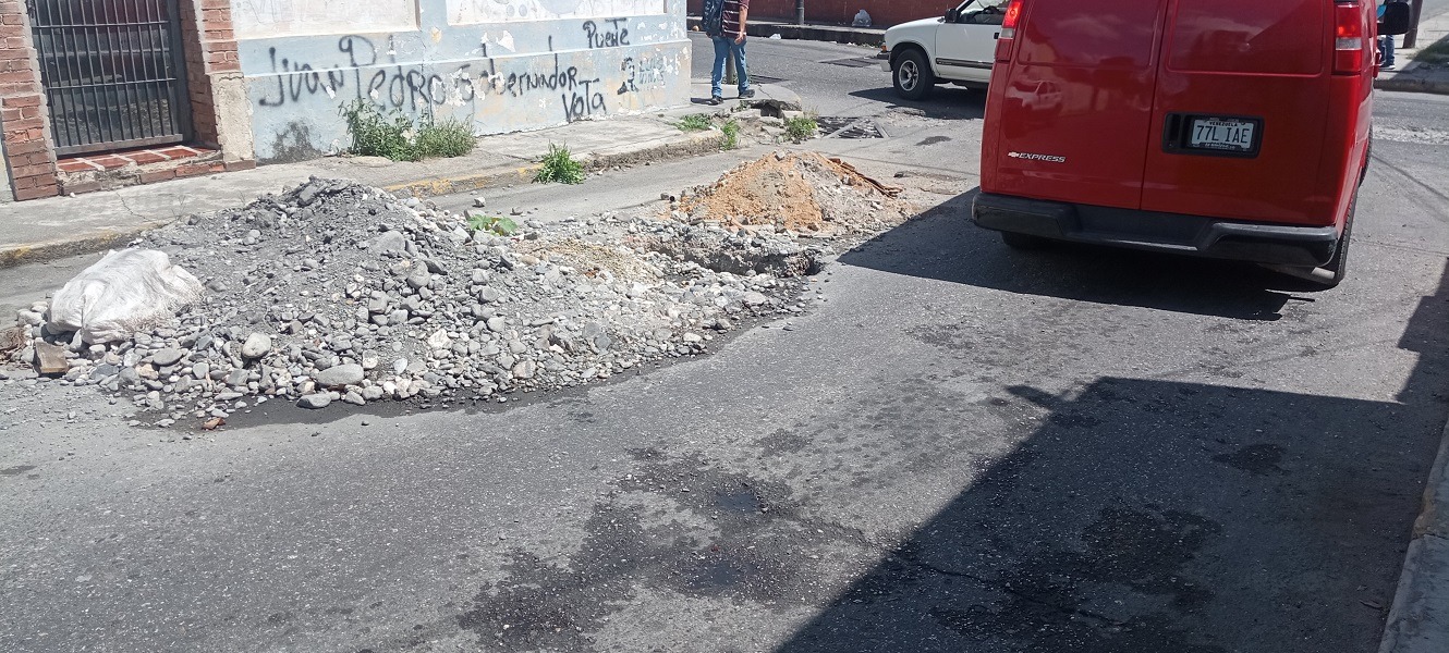 Deterioro de la vialidad frente a PROJUMI en Barquisimeto genera molestia a los usuarios (+Video)