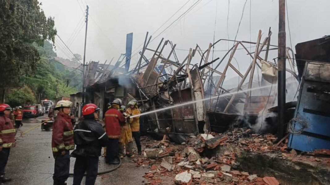 Tres viviendas afectadas por un incendio en Petare