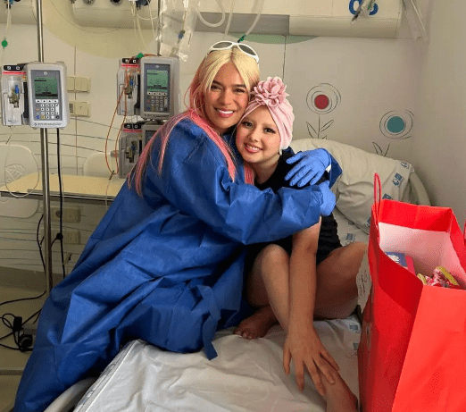 Karol G sorprendió a una niña larense en Madrid