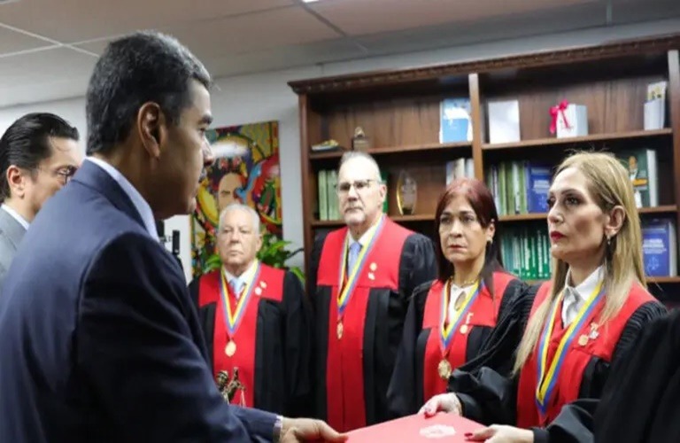 Presidente Nicolás Maduro interpone amparo ante el TSJ