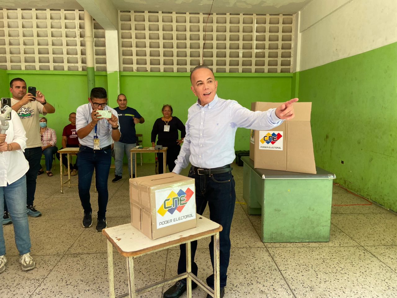 El Gobernador del Estado Zulia Manuel Rosales ejerció su derecho al voto en Maracaibo