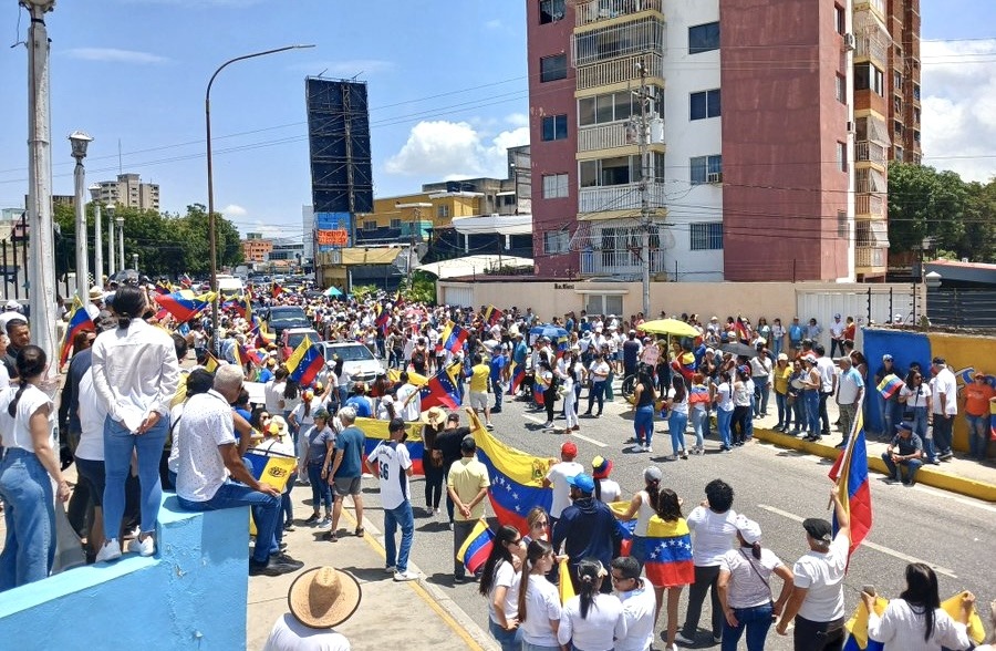Barquisimetanos asisten a concentración convocada por líderes de la Plataforma Unitaria