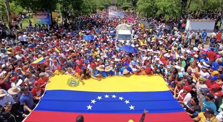 Simpatizantes oficialistas marcharon en Barquisimeto en apoyo al Presidente Maduro