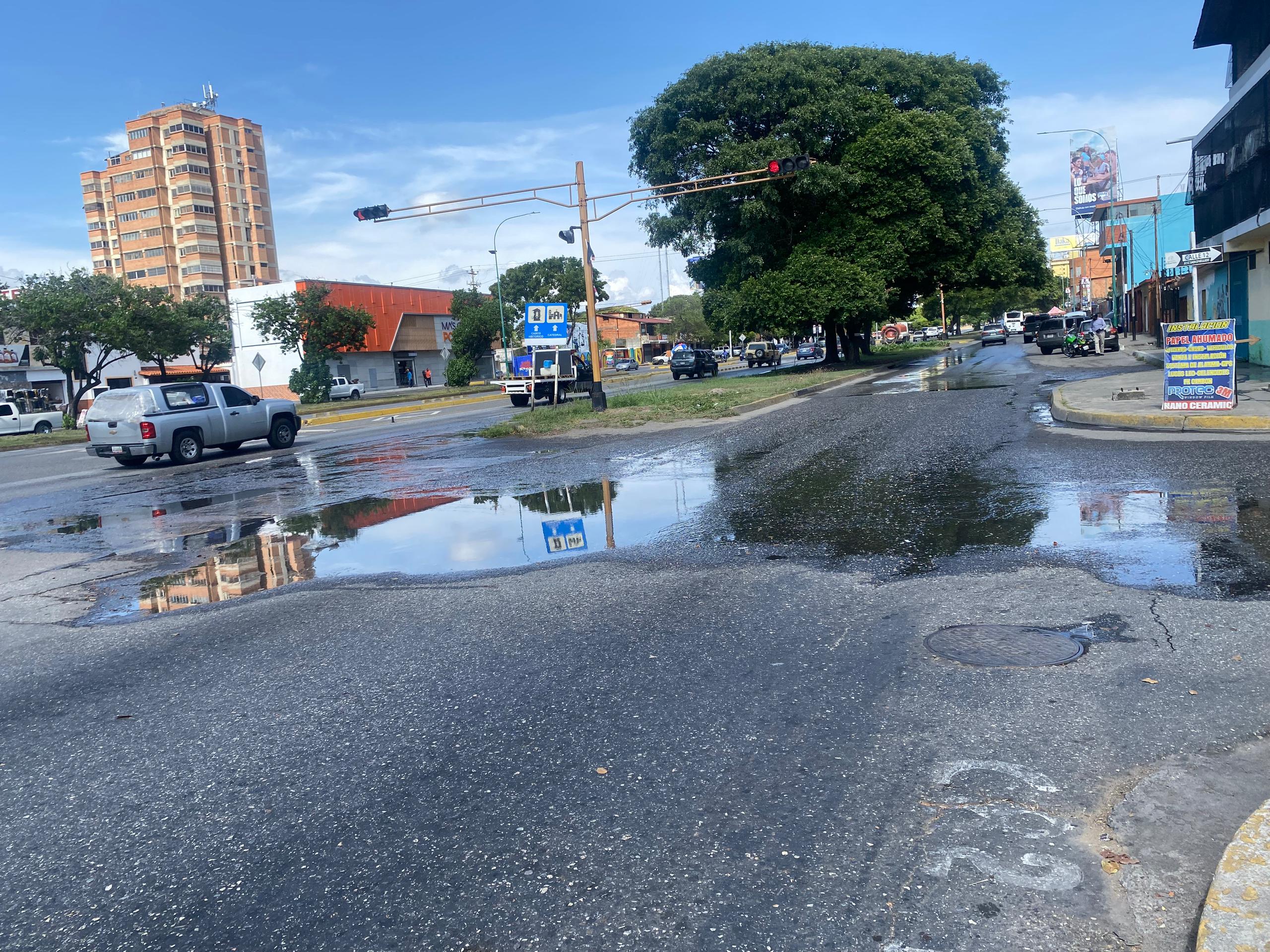 12 años de un bote de agua en la avenida Venezuela: «millones de litros se desperdician a diario»