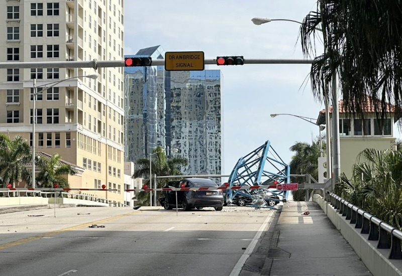Un muerto y un herido tras caer una grúa de un puente en Florida