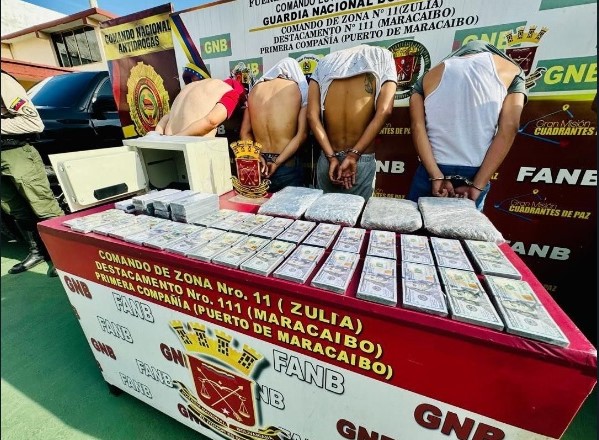 ¡Con las manos en la masa! Detenidos cuatro sujetos que trasladaban una caja fuerte con 27 fajos de dólares falsos y cuatro panelas de marihuana en Maracaibo