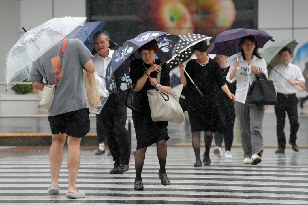 Tokyo (Japan), 16/08/2024.- Pedestrians using umbrellas struggle against rain and strong wind in Tokyo, Japan, 16 August 2024, as typhoon Ampil is approaching. The typhoon is approaching to Kanto Tokyo area and Japan's Meteorological Agency has issued heavy rain warning. The powerful typhoon forces to suspend JR Tokaido Shinkansen bullet train service operated by JR Central Japan Company all day between Tokyo and Nagoya, central Japan, and cancel over 600 flights. (Japón, Tokio) EFE/EPA/KIMIMASA MAYAMA