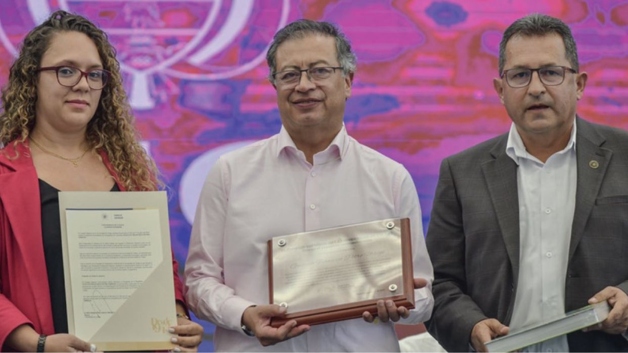 Petro inaugura la primera facultad de IA en América Latina