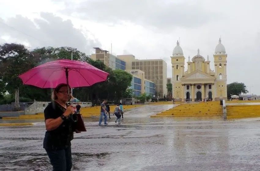 Onda tropical Nro. 46 se desplaza por el oriente venezolano: Se estima lluvias con descargas eléctricas en Zulia y gran parte del país