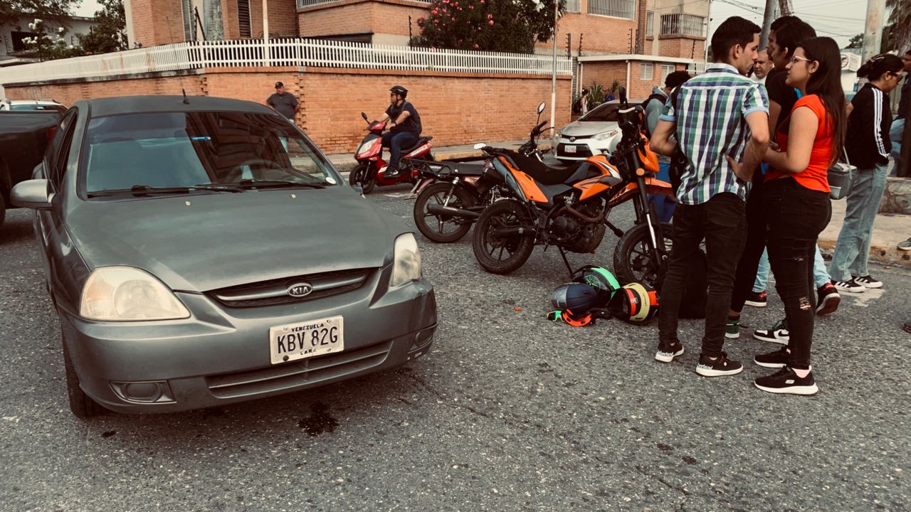 Choque frente al zoológico de Barquisimeto causa daños y heridos