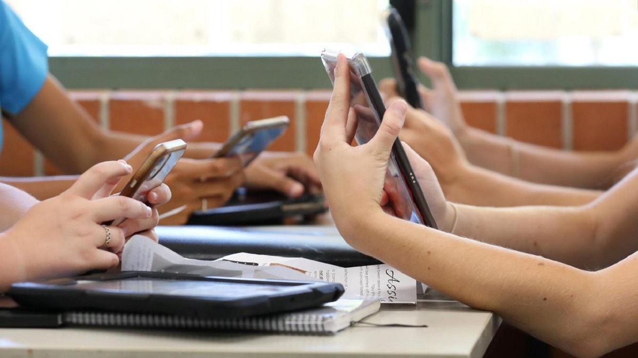 Ejecutivo Nacional anuncia plan para regularizar el uso de celulares en las escuelas