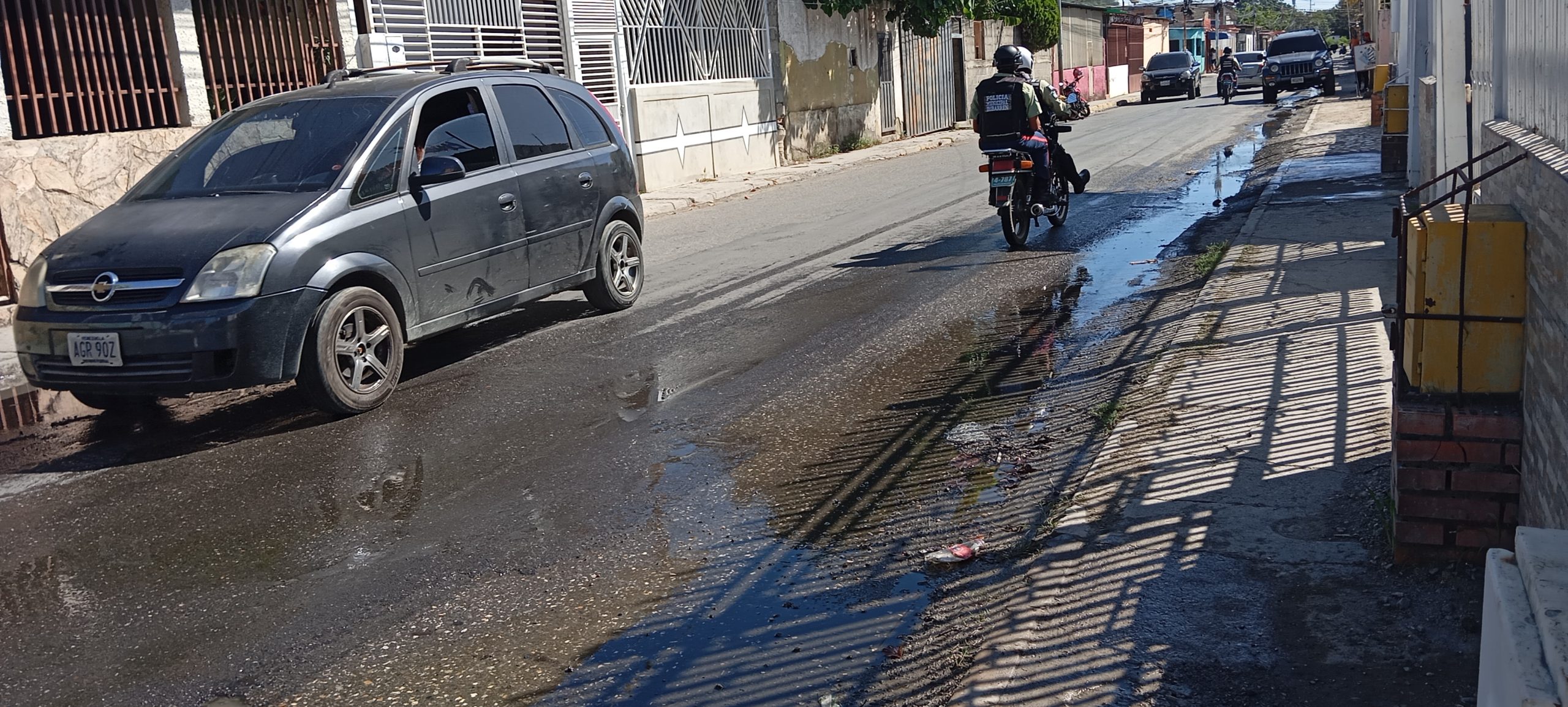 Vecinos de La Ruezga Sur piden a Hidrolara reparación de bote de aguas servidas