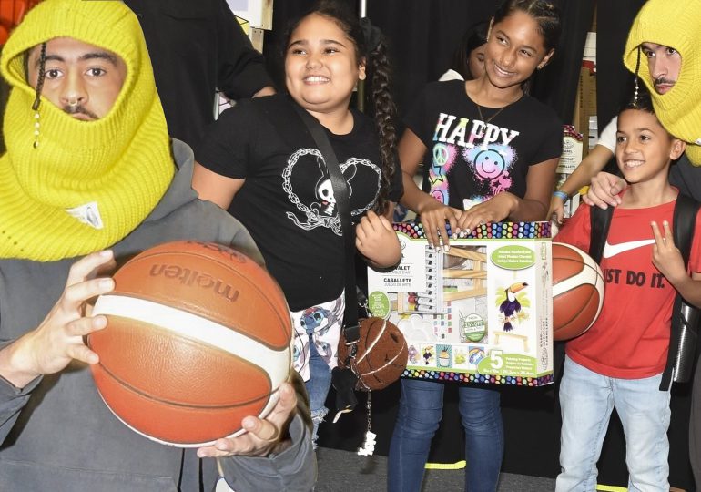 Fundación de Bad Bunny entrega en Puerto Rico regalos a niños y jóvenes por Navidad