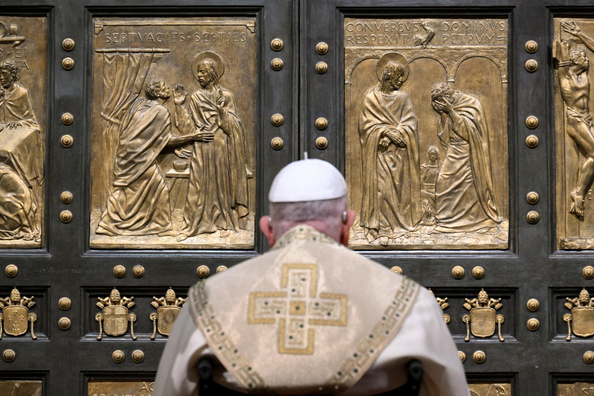 Papa Francisco sigue mejorando en su hospitalización