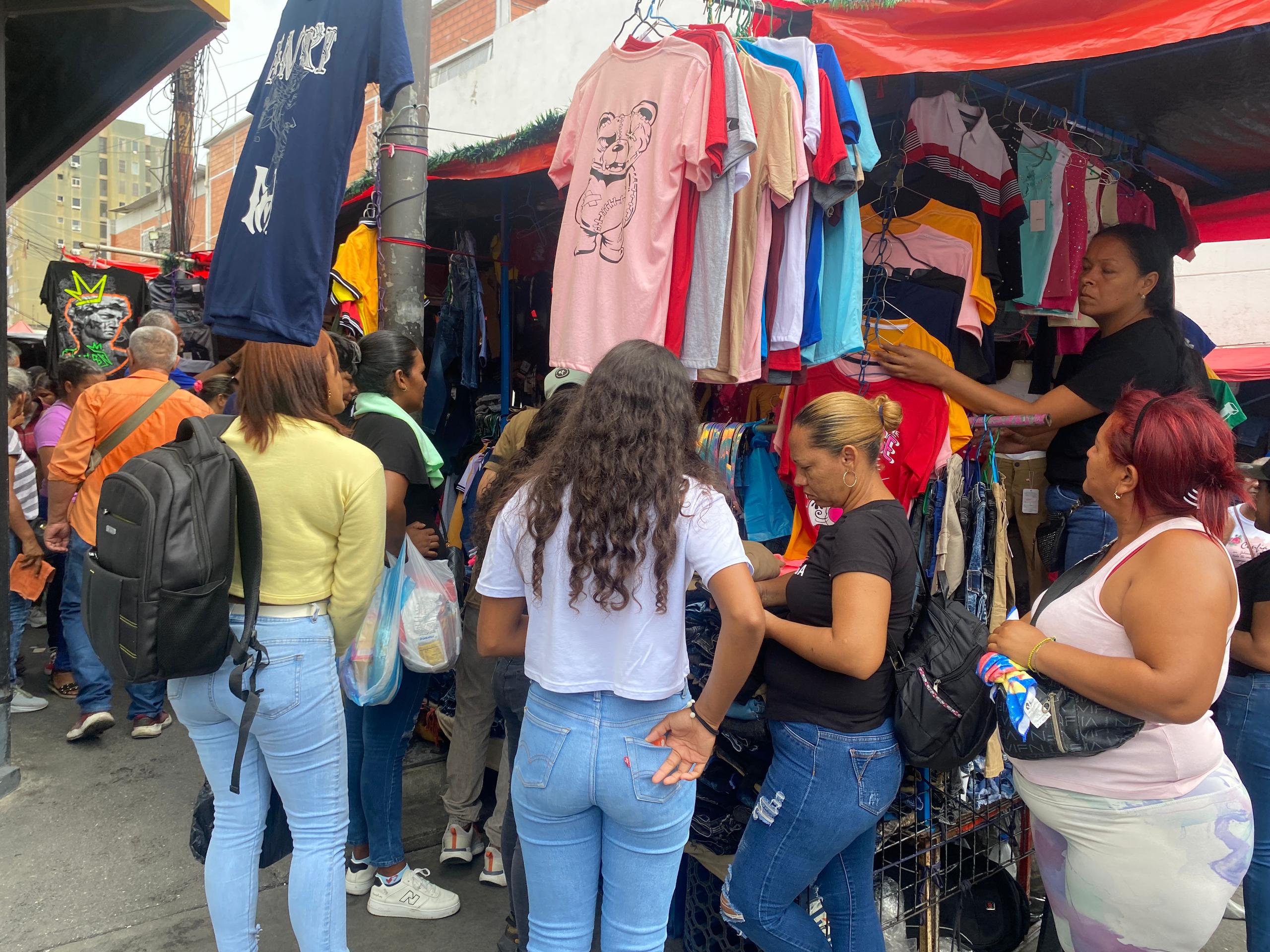 Barquisimetanos realizan compras de última hora: Ropa, calzado y juguetes entre los más buscado