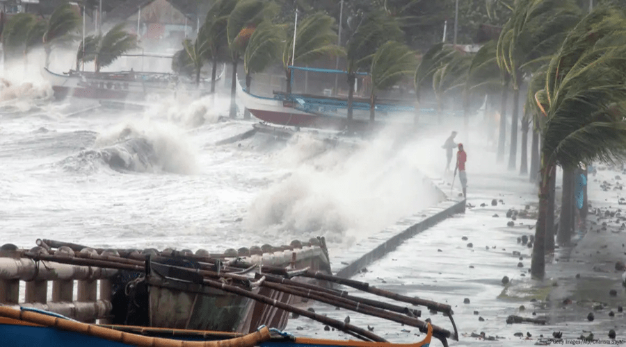 Fuerte oleaje en Perú destruye embarcaciones, muelles y viviendas