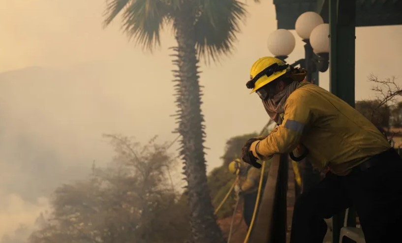 Fallecidos por incendios en Los Ángeles aumentan a 24 y evacúan a más de 150 mil personas